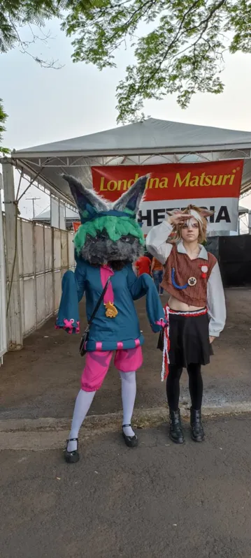 Mariana Visalli, 17 anos e Danilo Bronzatti, 13, caracterizados como cosplays: diversão contemporânea no Londrina Matsuri