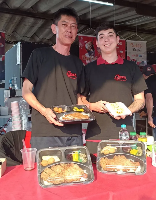 João Chen, 48 anos, e seu filho, João Vitor Chen, 20,  trouxeram a gastronomia do bairro da Liberdade, em São Paulo, para  Londrina