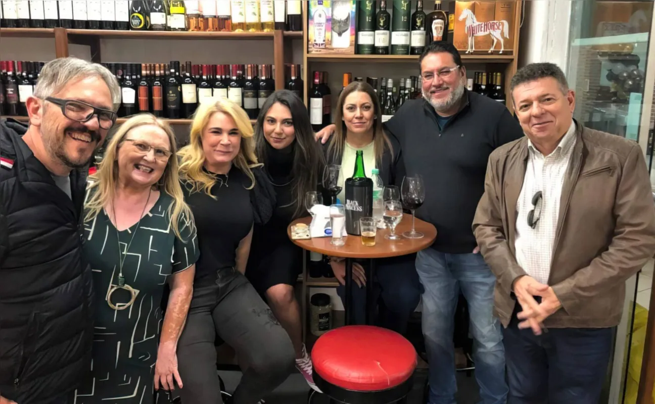 A aniversariante com Dr. Faissal, Maria Olímpia, Sandro, Silvana e Nicole Segóvia, Dr. Noé AP. Costa