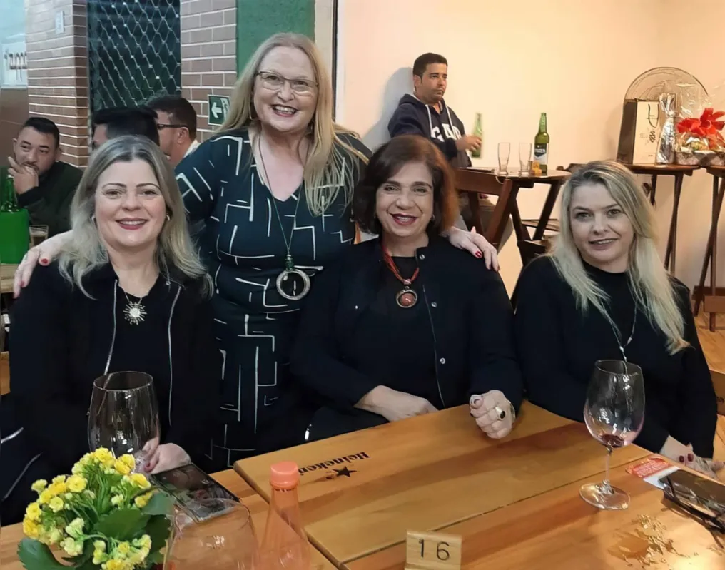 A anfitriã com as amigas Solange Buosi, Márcia Bounassar e Cylmara Cardoso