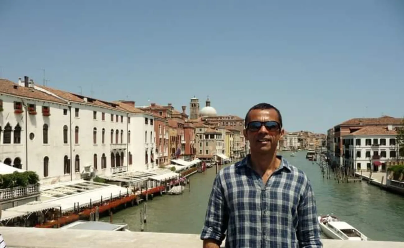 O economista Vicente França Filho (na foto, em Veneza) usa milhas há 24 anos e integra hoje quatro programas de milhagens