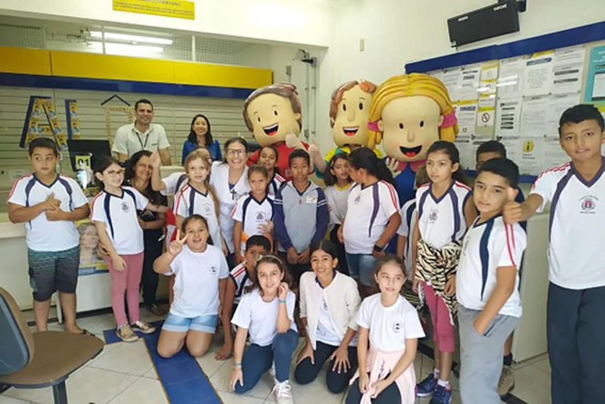 Alunos durante visita aos Correios aprenderam como é o processo de envio de correspondências