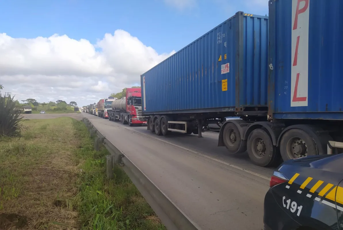 A rodovia BR-277 chegou a ter 23 km de congestionamento