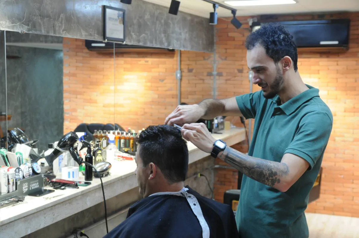 Rodrigo Gerardt afirma que aumentou o número de clientes na barbearia e está se preparando para criar uma franquia