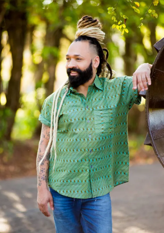 Eliezer Rodrigues dos Santos, assistente social, não dispensa produtos como xampus, para cabelo e barba, além do protetor solar
