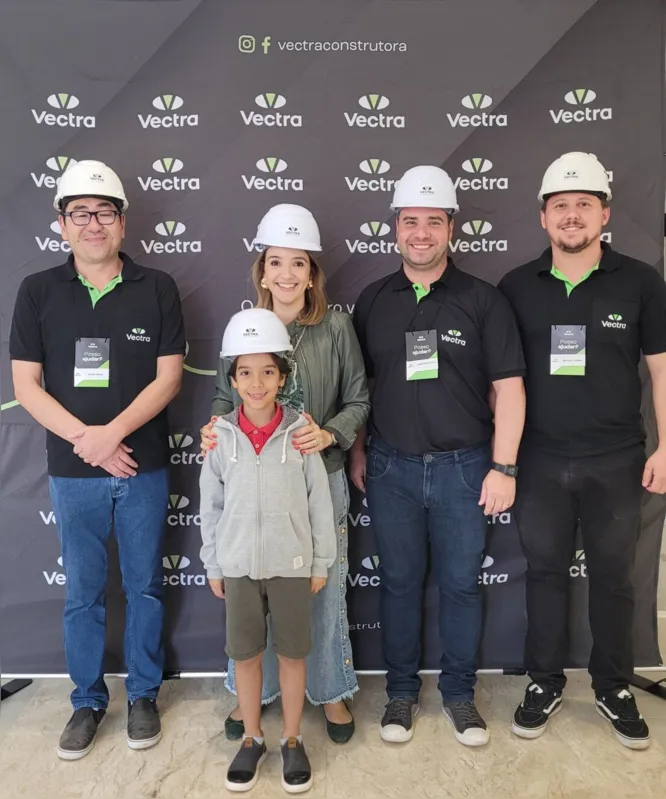 Diretora executiva da Vectra, Roberta Costa Alves Nunes Mansano prestigiou o evento e conferiu de perto o andamento das obras ao lado dos colaboradores