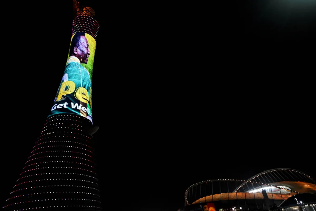 Monumentos e edifícios de Doha trazem fotos e mensagens de apoio a Pelé