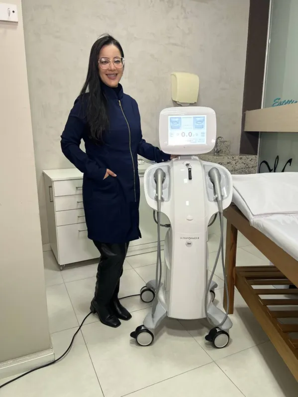 Carla Ferreira, biomédica especialista em tecnologia, coordenadora de treinamentos da MedSystems: ela veio de São Paulo e aparece ao lado do Ultraformer III