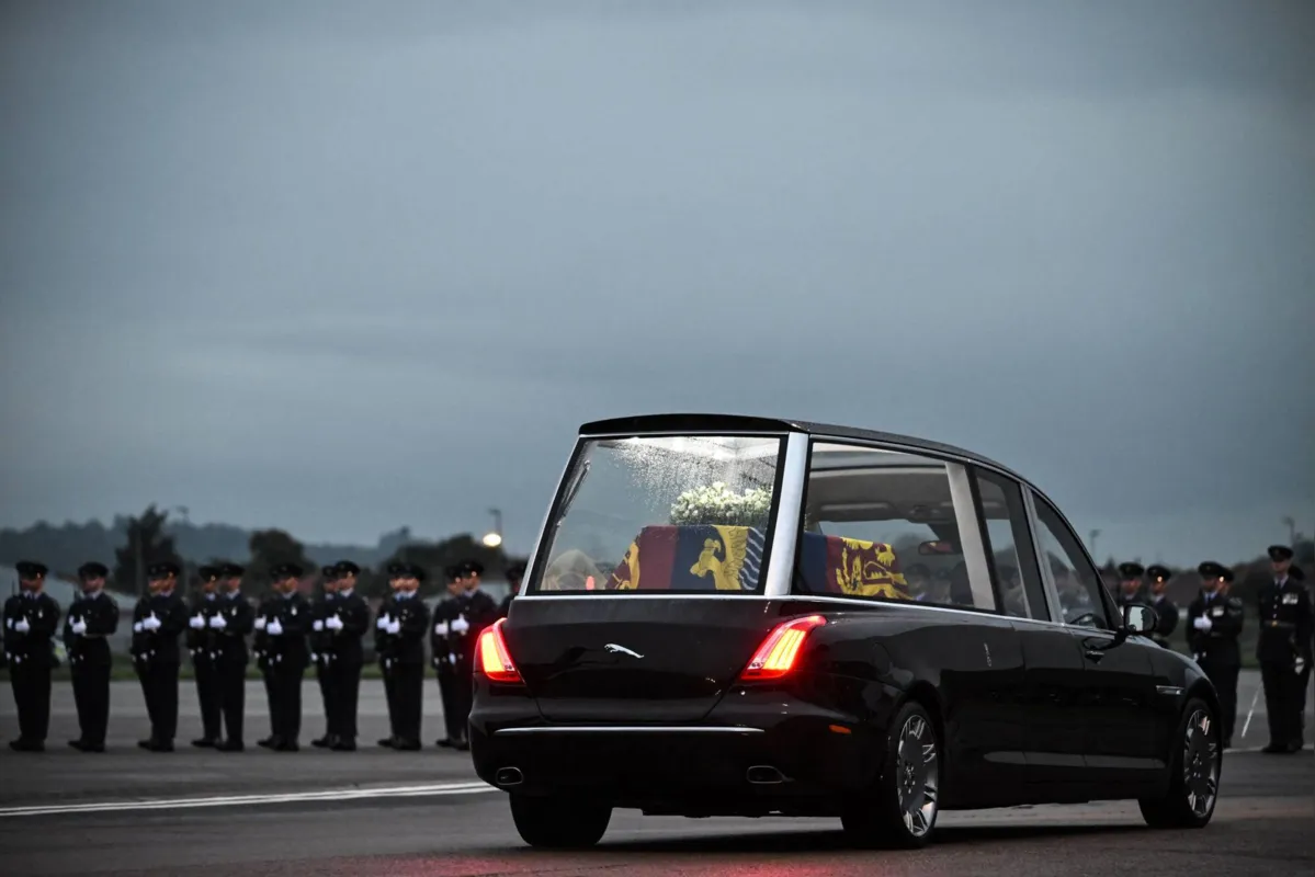 O corpo de Elizabeth passará a noite na residência oficial da monarquia, em cerimônias privadas