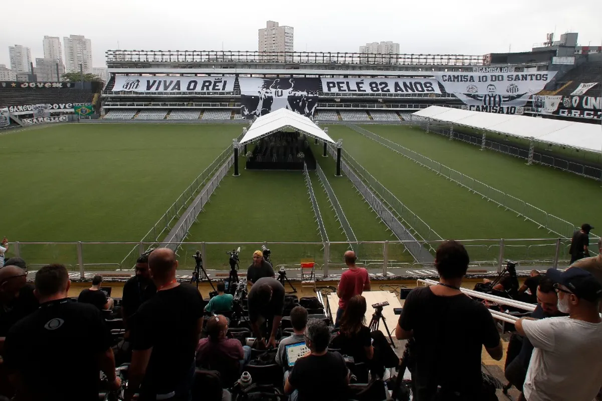 Fãs do Rei do Futebol aguardam início do velório de Pelé na Vila Belmiro