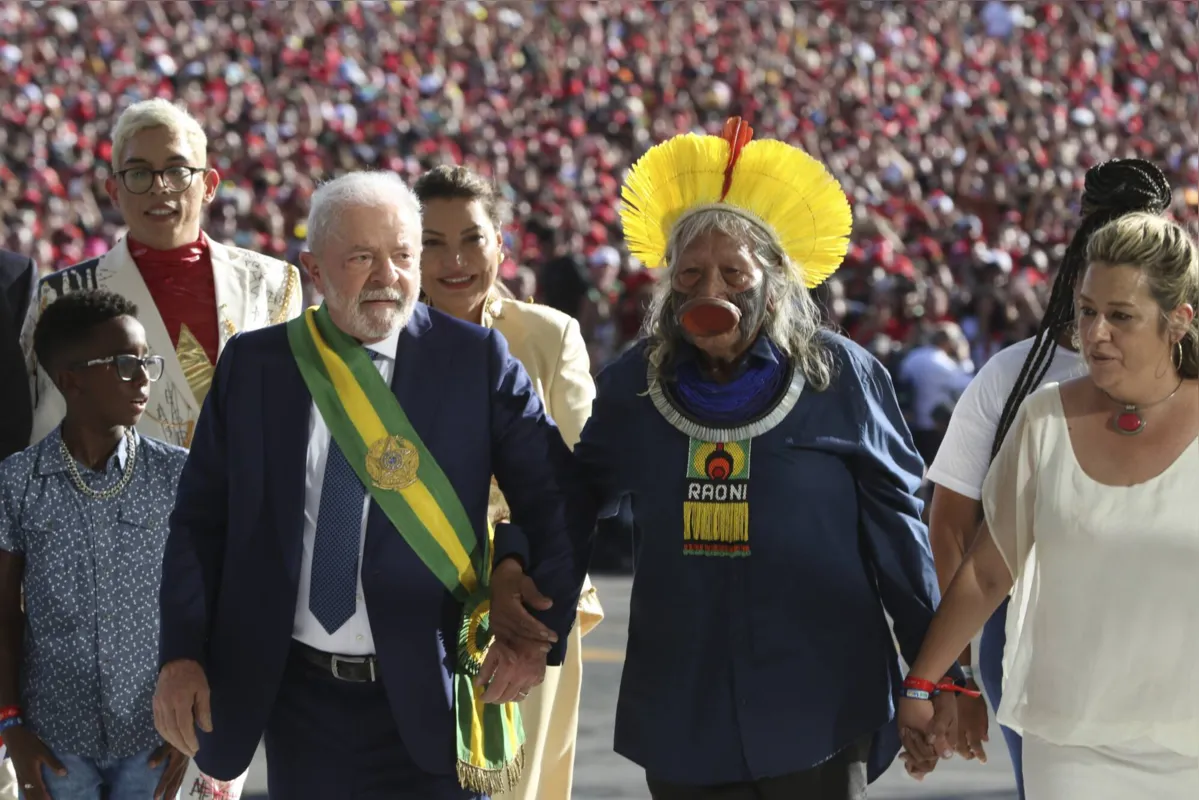 Jucimara Fausto dos Santos subiu a rampa do Palácio do Planalto ao lado do cacique Raoni