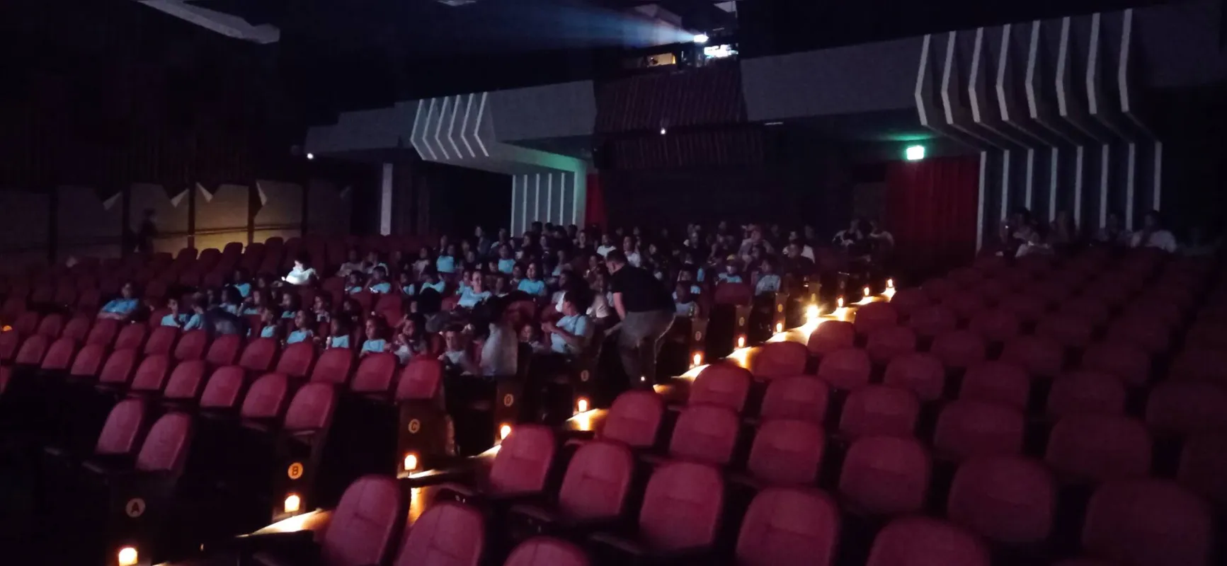 Centenas de jovens assistiram o filme O Rei Leão no Espaço Villa Rica, em Londrina.
