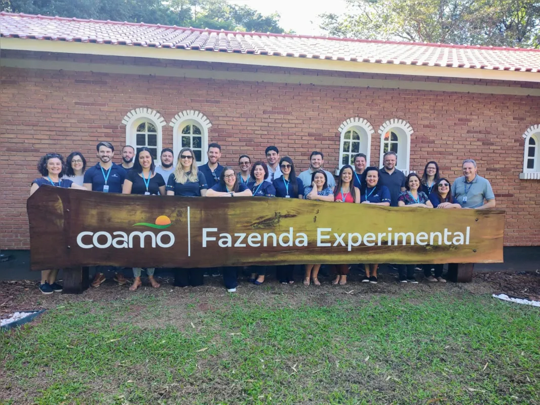 Imersão na Coamo 

Uma imersão para conhecer de perto o cooperativismo paranaense.  O Sistema Ocepar/Sescoop  proporcionou para mais de 20 funcionários o conhecimento de  cooperativas em várias regiões do Estado. Na quinta-feira ( 9), na Coamo em Campo Mourão, o grupo visitou a Fazenda Experimental (foto) , o parque industrial,  a  administração central e o novo entreposto da cooperativa. Os presidentes do Conselho de Administração da Coamo e Credicoamo, José Aroldo Gallassini, o presidente Executivo da Coamo, Airton Galinari, e o gerente Financeiro da Coamo, Joel Makohin, também  do Conselho Fiscal do Sescoop, conversaram com os visitantes sobre a história, estrutura, produtos e serviços da Coamo em prol do desenvolvimento dos  mais de 30 mil cooperados. "O nosso objetivo foi alcançado e  mostramos aos novos empregados as nossas cooperativas e o lindo propósito que o sistema Ocepar tem de desenvolver o cooperativismo paranaense", explica a analista de Gestão, Vanessa Christófoli, coordenadora da visita.