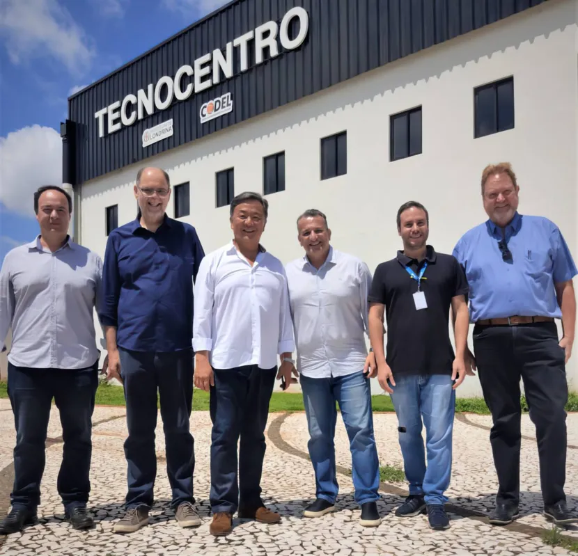No Tecnocentro  

 A convite de Alex Canziani, presidente da Codel, Leonardo Yoshii, presidente do Grupo A.Yoshii, foi conhecer o Tecnocentro, Centro de Inovação de Londrina. Durante a visita, trocaram ideias sobre o espaço e projetos para o futuro da cidade.  Na foto , durante a visita , Atacy Júnior, diretor de Desenvolvimento Codel, Alex Canziani, presidente Codel, Leonardo Yoshii, presidente do Grupo A.Yoshii, Luciano Kuhl, diretor-presidente CTD, Pedro Sella, diretor de Tecnologia da Informação e Operações CTD e Jorge Fornasier, empresário.