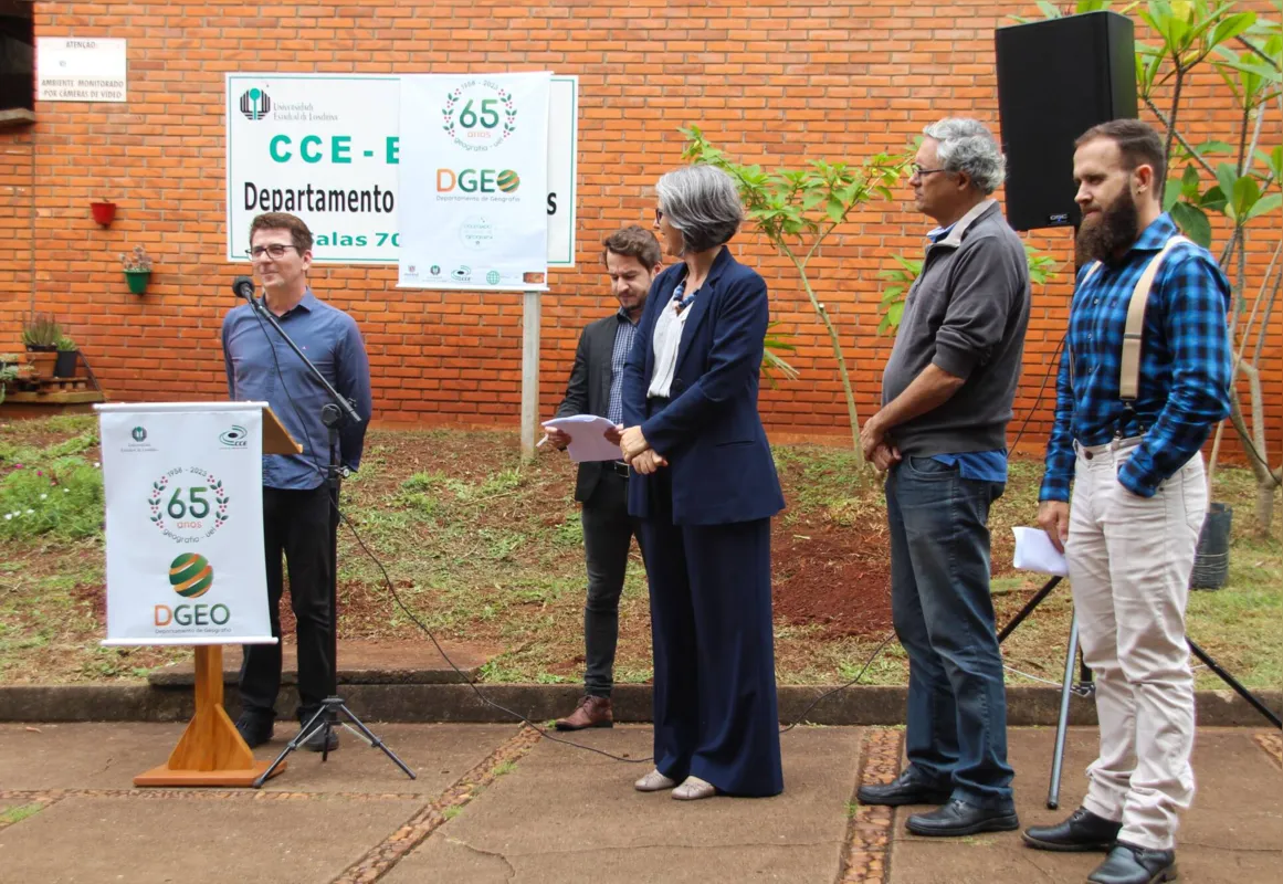 Cerimônia de plantio da árvore dos 65 anos no Departamento de Geografia da UEL Universidade Estadual de Londrina
