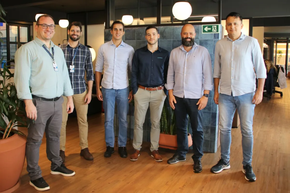 Rafael Zampar, diretor de Negócios do Integrado; Marcelo Picolli, coordenador de Agronomia do Integrado; Pedro Baer, pró-reitor do Integrado; Felipe Treitinger, CEO da Cumbre; Jeferson VInhas, CEO do Integrado e Fabrício Pelloso, coordenador do Núcleo de Empreendedorismo, Pesquisa e Extensão do Integrado