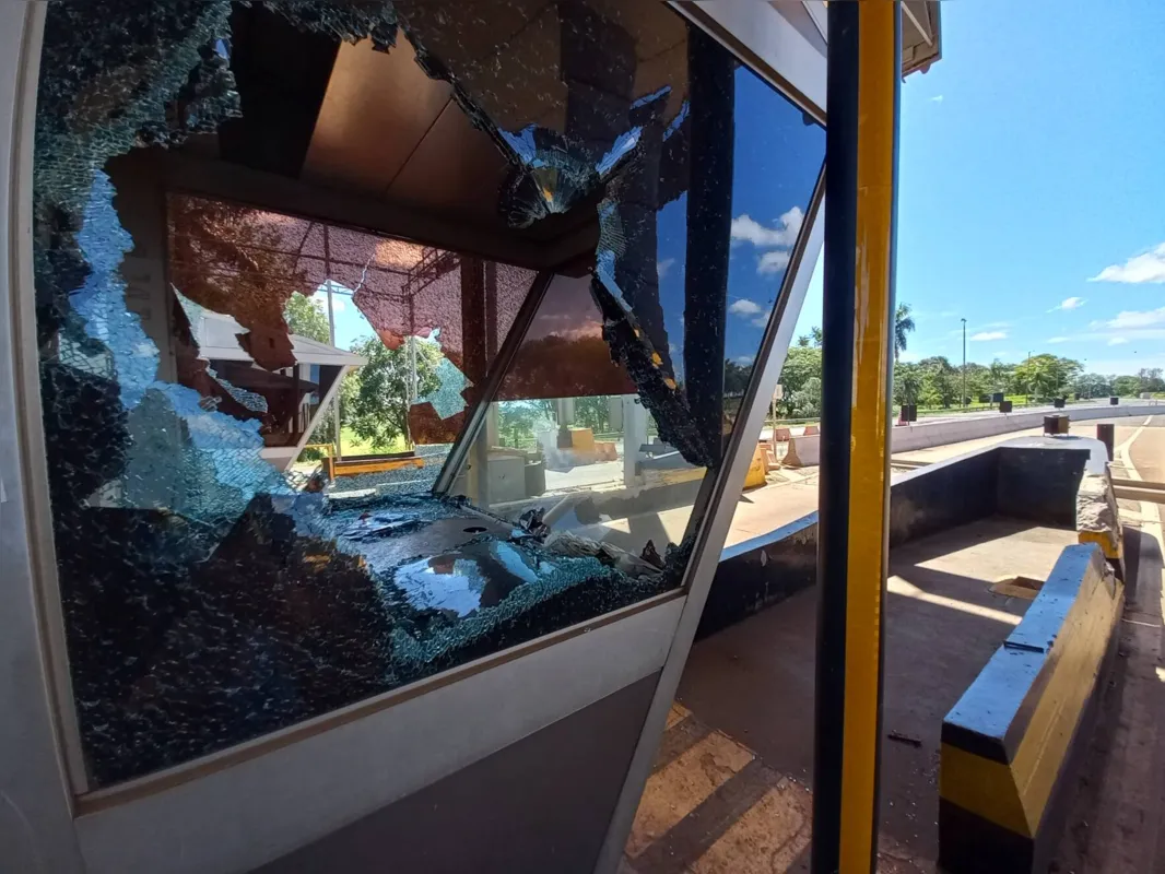 Praça de pedágio desativada virou cenário de destruição