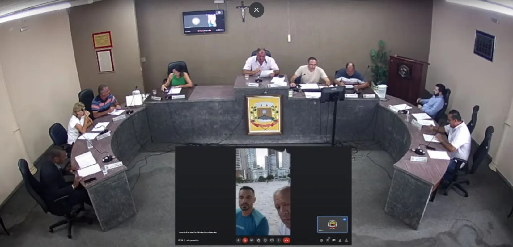 . A participação de dois parlamentares veranistas ocorreu de forma remota, em uma chamada por vídeo, sob a proteção de um guarda-sol