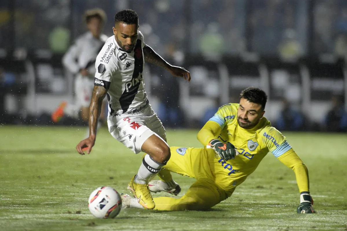 Matheus Albino entrou no decorrer do jogo em São Januário e fez defesas importantes no 1 a 1 com o Vasco