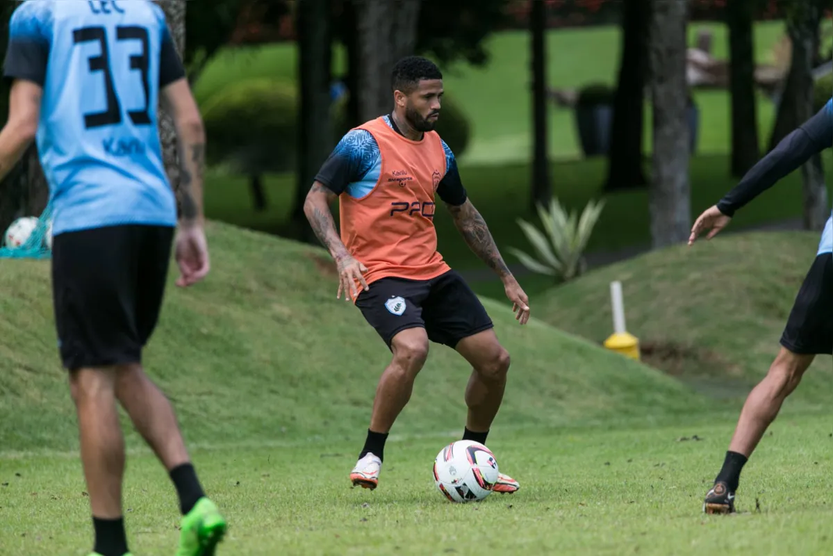 Titular em Foz e reserva contra o Maringá, Léo Morais retorna à lateral direita do Londrina no Couto Pereira