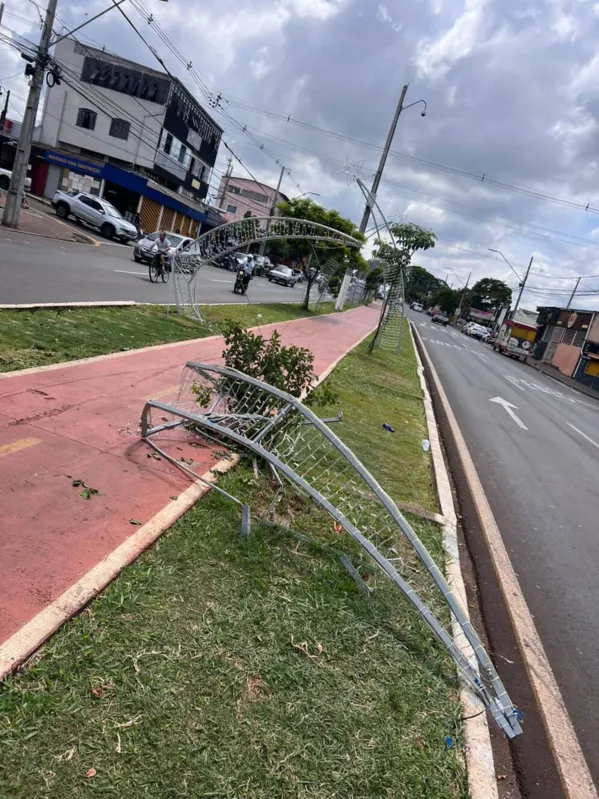 Imagem ilustrativa da imagem Decoração natalina na avenida Saul Elkind sofre vandalismo