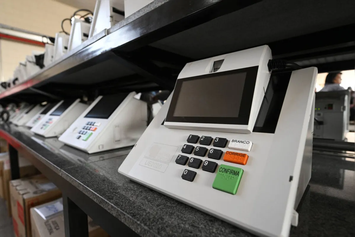 View of electronic ballot boxes prepared for the upcoming presidential elections on October 2th by employees of the Electoral Justice in Brasilia, Brazil, on 21 September 2022. - According to the Superior Electoral Court, the Brazilian electorate eligible to vote in the October 2 elections is 156 million citizens, 6.21% higher than the number registered in 2018. One of the highest increases recorded was in the number of 16- and 17-year-olds, whose voting is optional. In this year's elections, 2.1 million young people in this age group will be able to vote. In 2018, the contingent was 1.4 million, an increase of more than 50%. (Photo by EVARISTO SA / AFP)