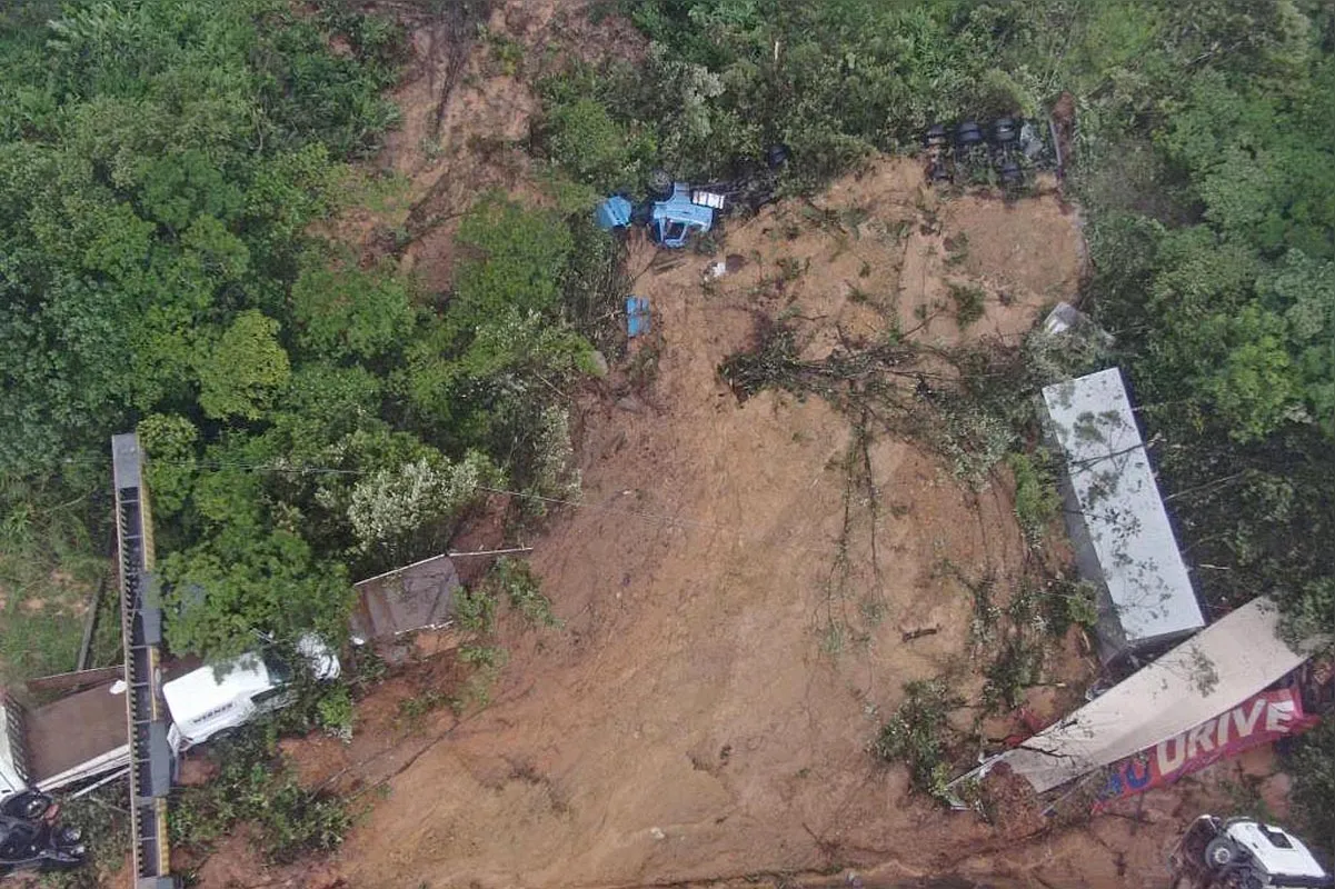Imagem ilustrativa da imagem Deslizamento de terra em Guaratuba arrasta carros e deixa ao menos 2 mortos