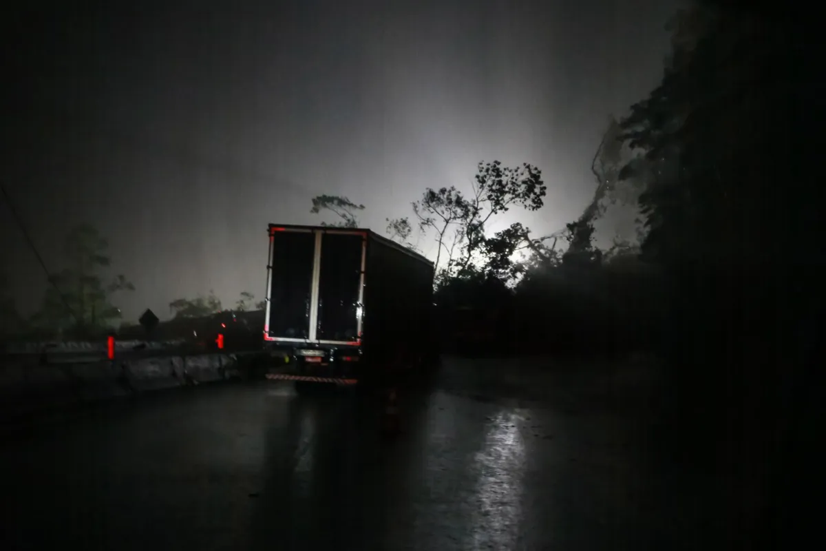 Imagem ilustrativa da imagem Deslizamento de terra em Guaratuba arrasta carros e deixa ao menos 2 mortos