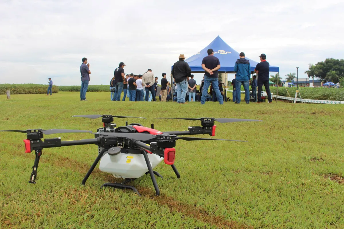 Apresentação de técnicas de pulverização de soja com drones agrícolas chamou a atenção dos participantes do Dia de Campo da Embrapa