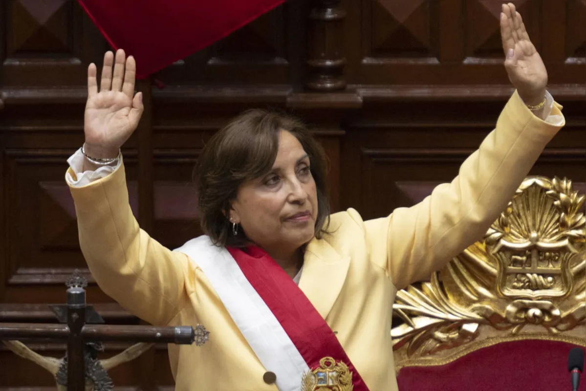 Imagem ilustrativa da imagem Dina Boluarte assume como 1ª mulher presidente do Peru