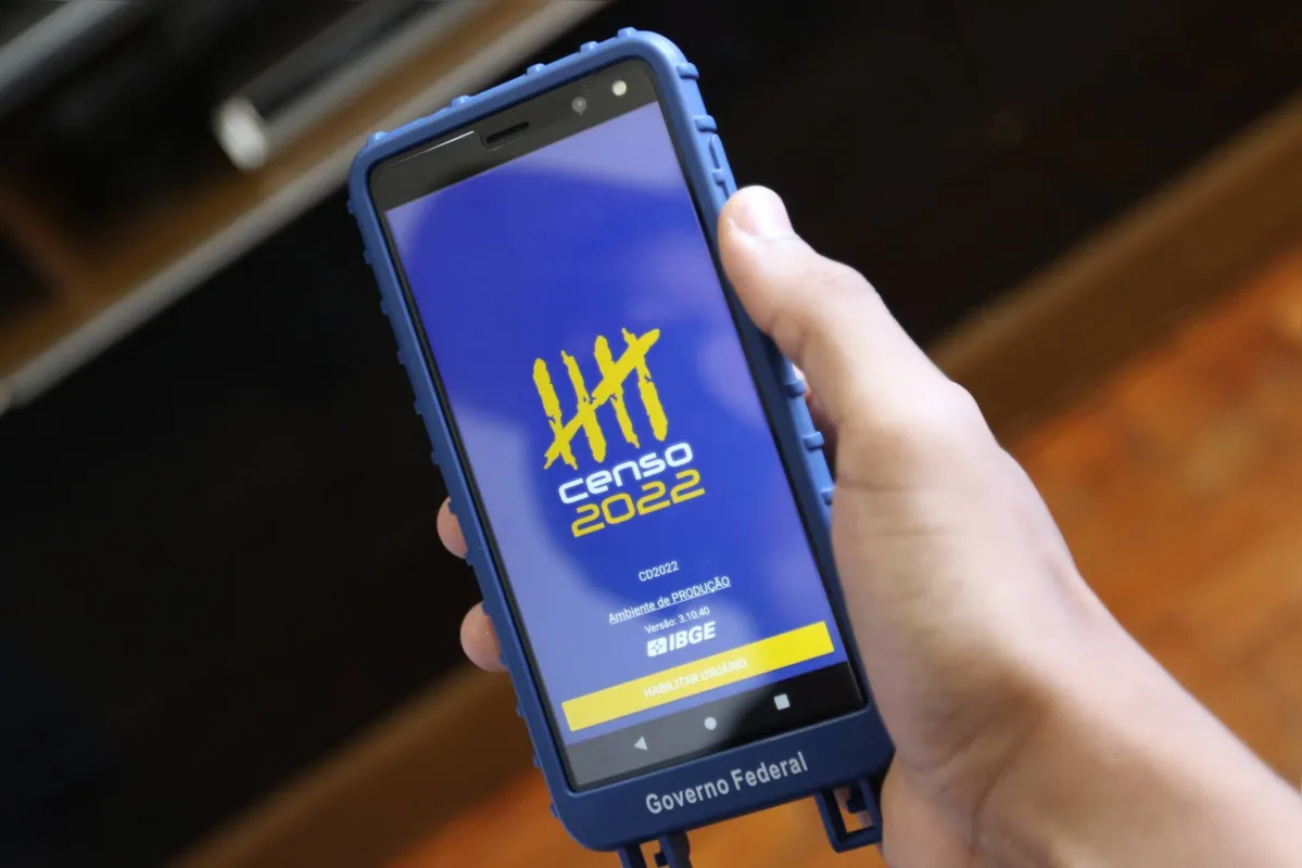 Celular do recenseador do IBGE com o aplicativo de entrevistas para o Censo 2022.