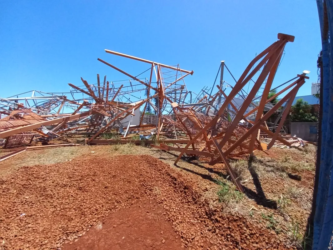 Torre que caiu virou emaranhado de ferro e metal