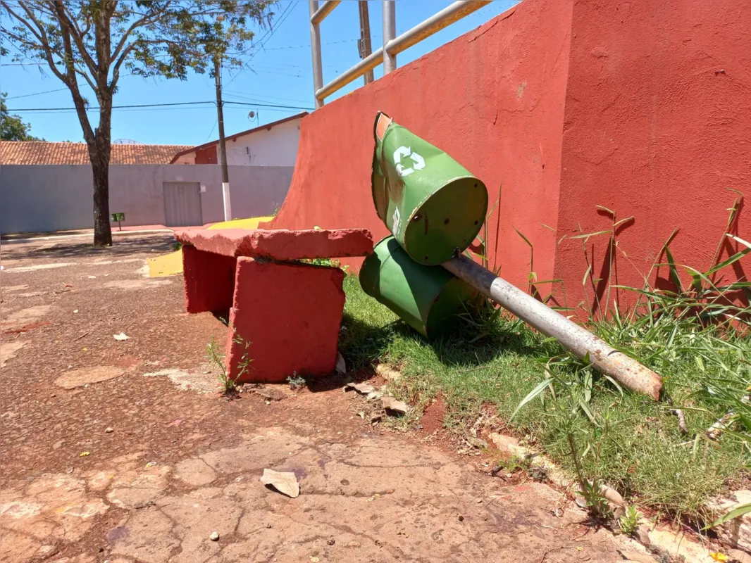Na praça, objetos públicos danificados com o temporal ainda não foram consertados