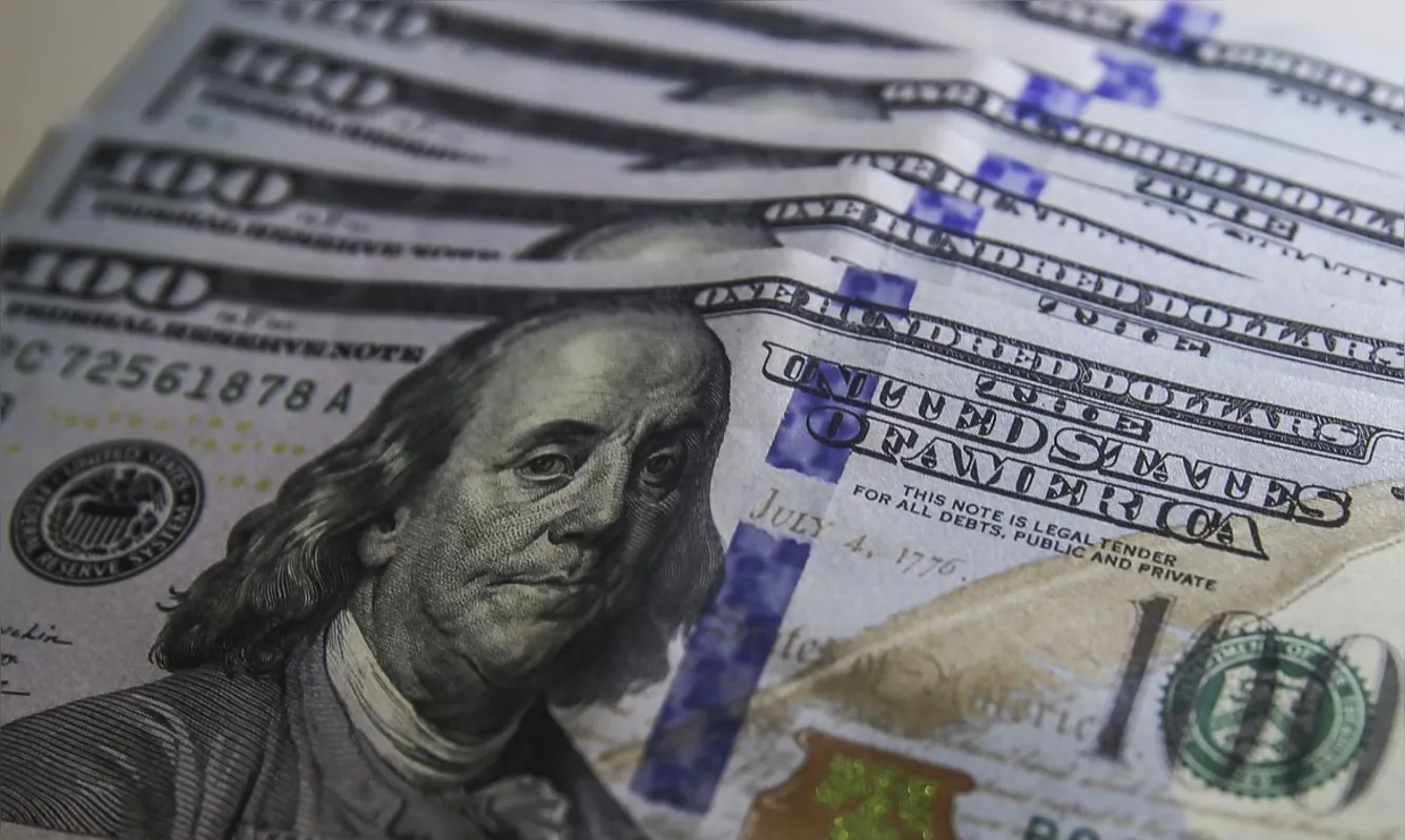 Imagem ilustrativa da imagem Dólar tem alta e ações do Brasil caem no exterior após eleição de Lula