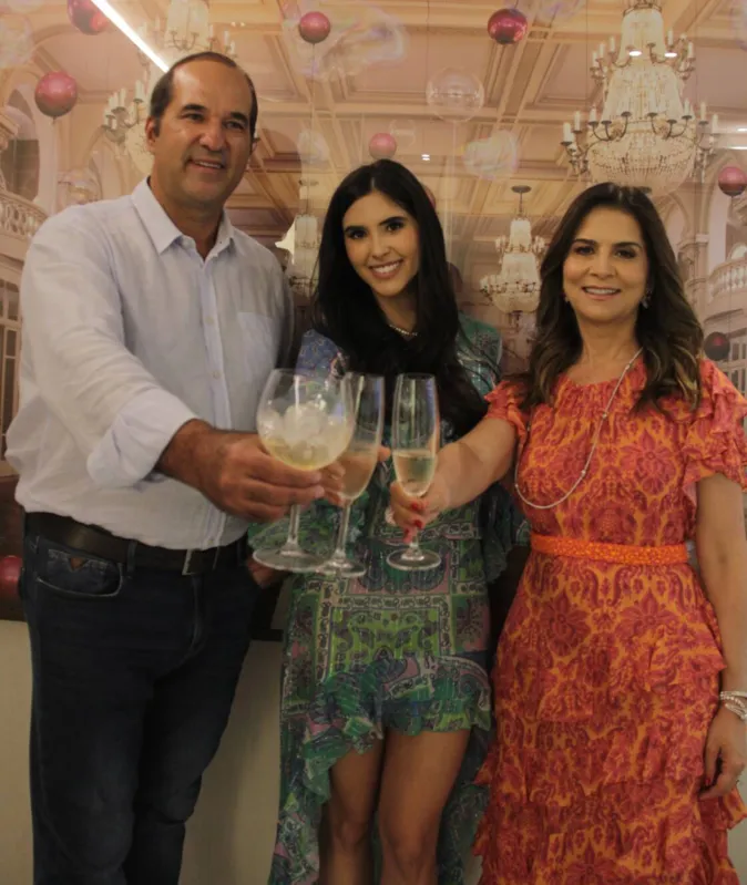 O brinde de Maria Clara com os pais, Ângelo Gregolin e Carla Zamora Gregolin