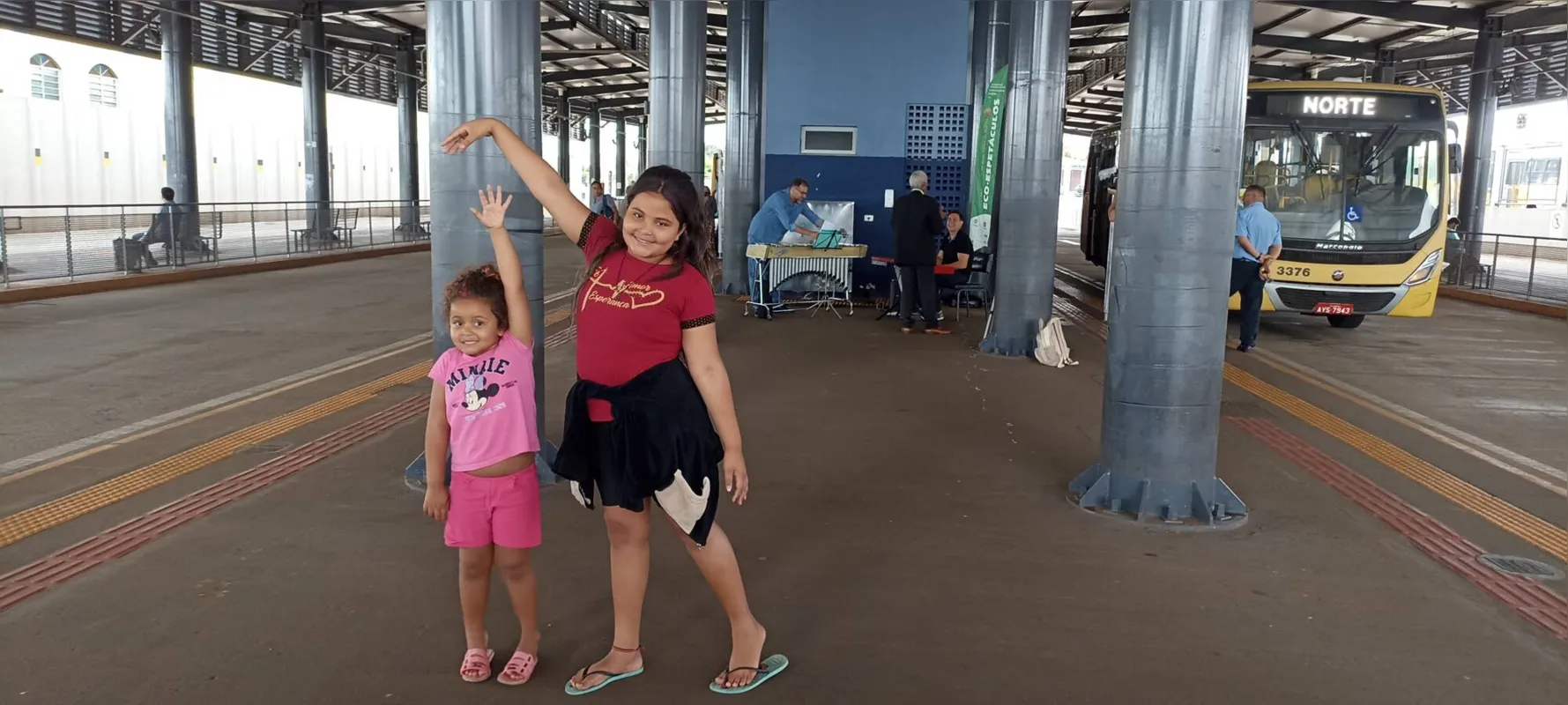 Irmãs Maria, de 4 anos e Giovana, de 9: música inspirou as meninas a dançar no terminal