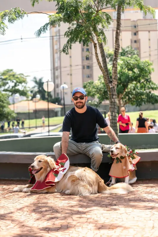 Ivan Pona com os pets Rafiki e Sirius