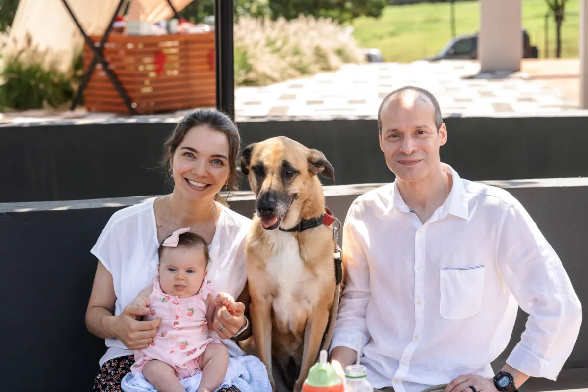 Luciana Mazão e José Velez com a filha Emília e a pet Meli