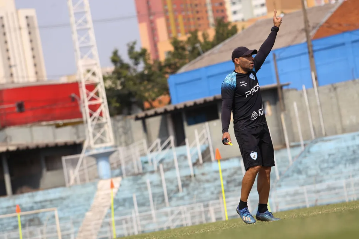 Com Edinho no comando, o time sub-20 do LEC tem a melhor campanha do Paranaense