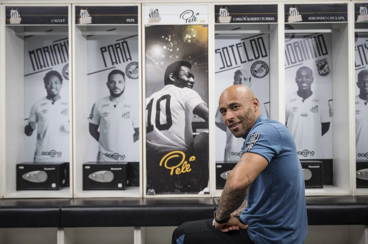 Edinho no vestiário do Santos na Vila Belmiro