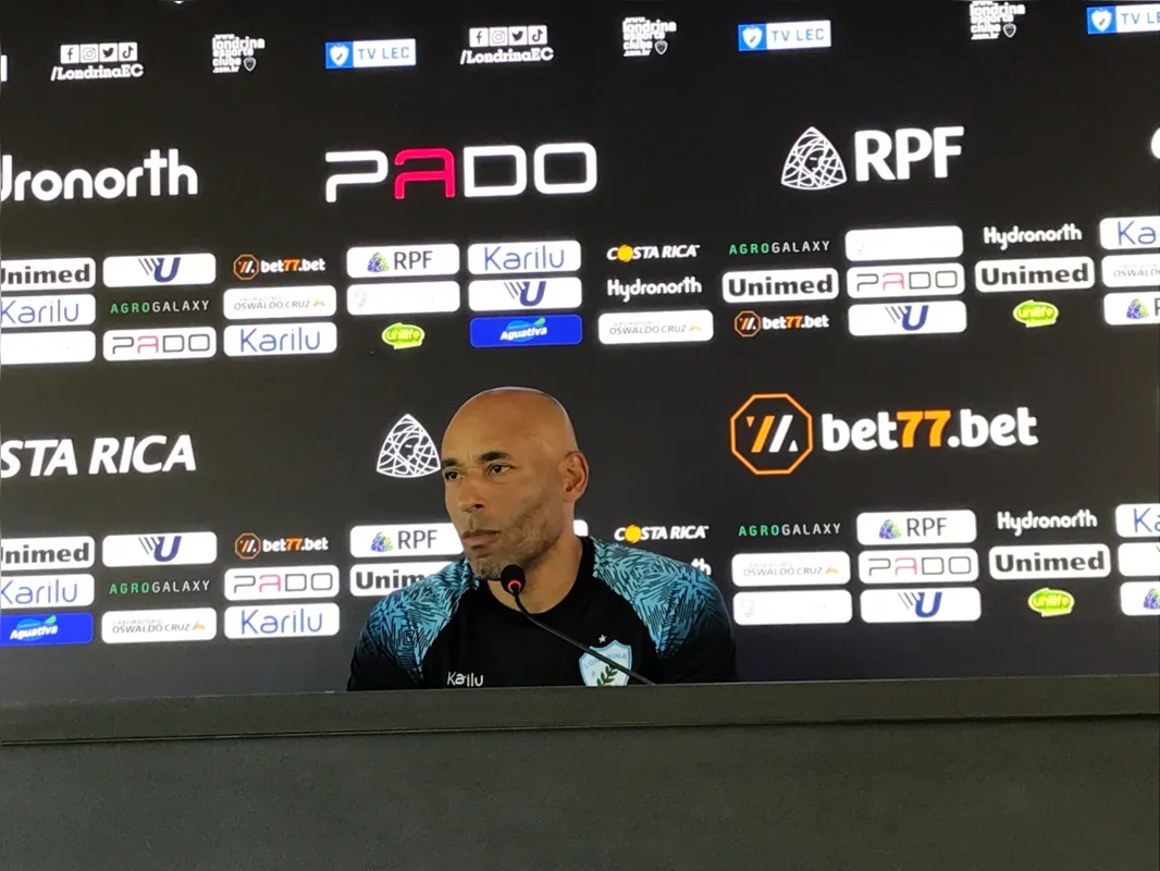 Edinho em entrevista coletiva nesta quinta no CT do LEC, momentos antes da confirmação da morte de Pelé