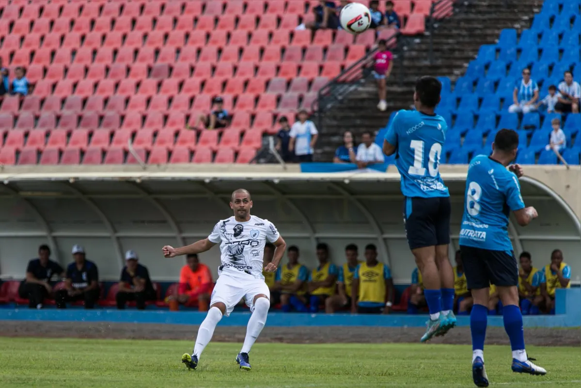 Mesmo não estando no auge físico, Clayton suportou o tempo todo e foi o melhor em campo do LEC na estreia