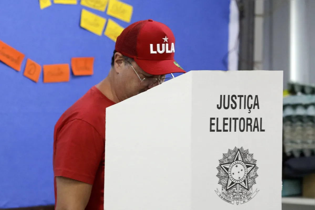 Eleitor de Lula vota em Brasília, declarando sua escolha no boné, item do vestuário que marcou a campanha em muitos momentos