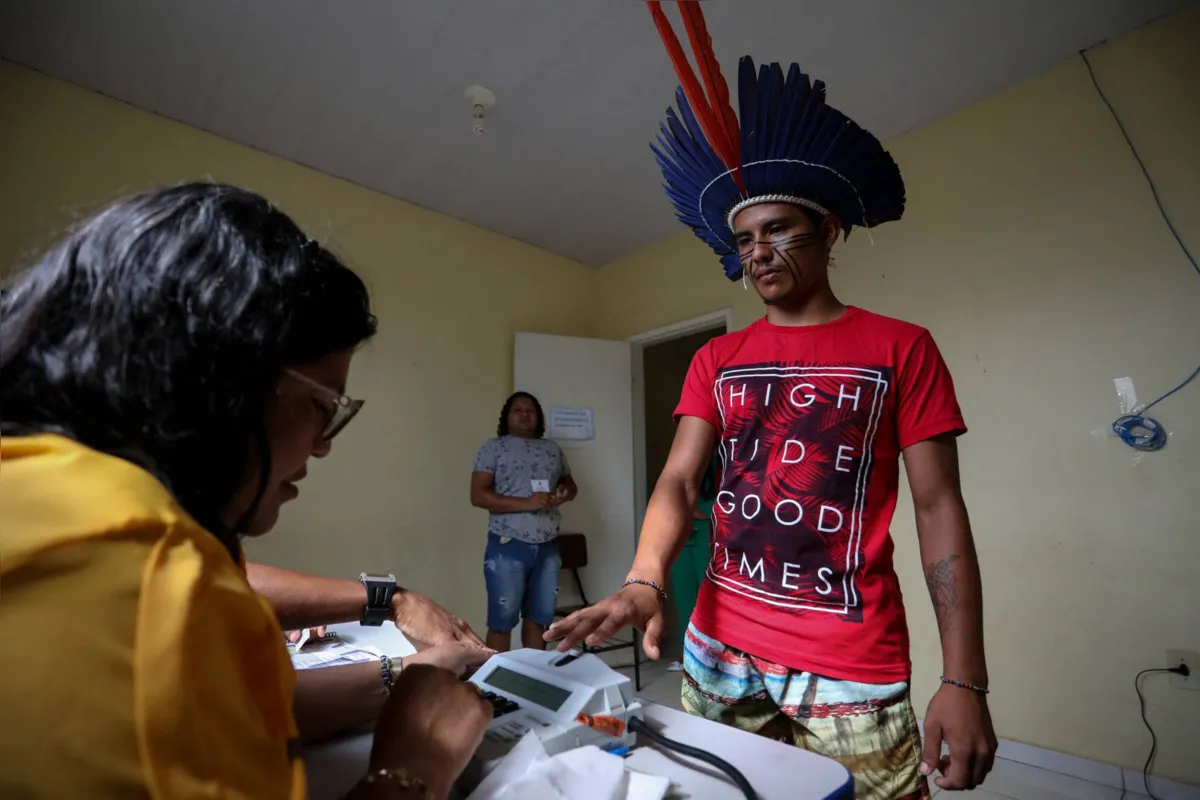O indígena Elenilson da Silva Sobrinho, 22 anos, votando no segundo turno no Amazonas