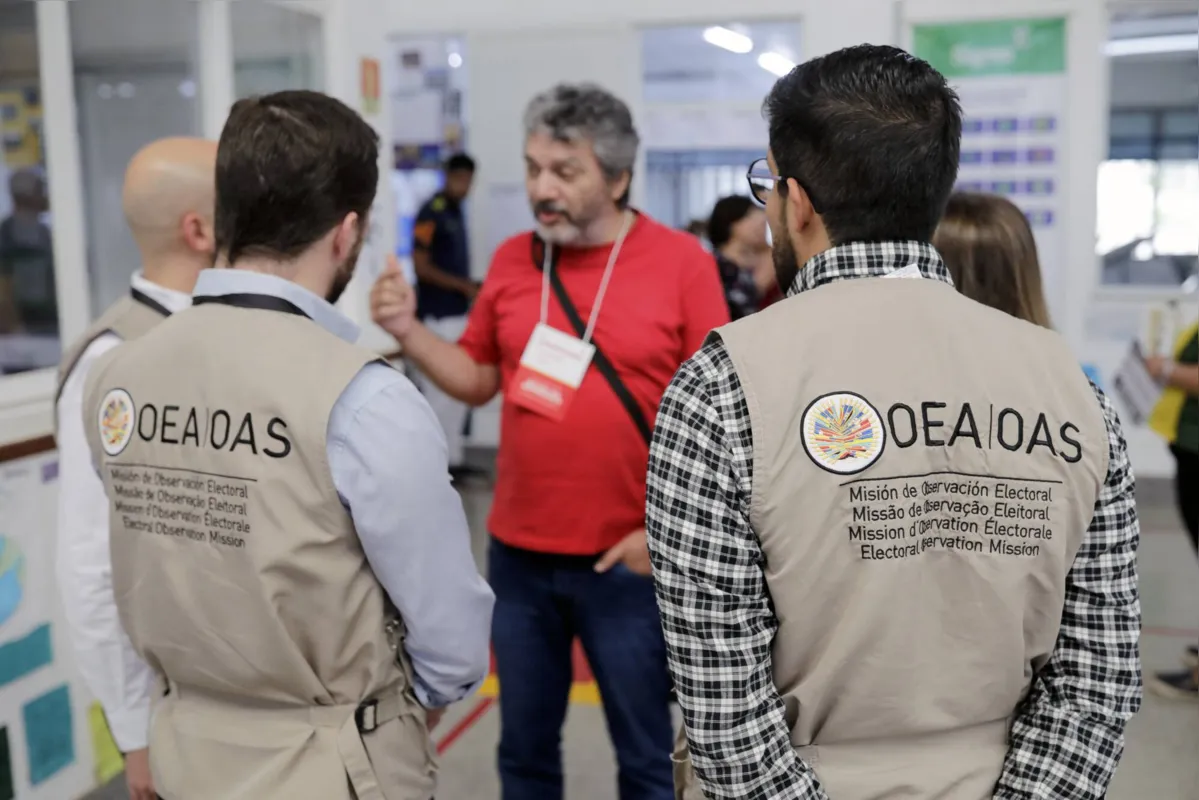 Observadores da OEA - Oerganização dos Estados Americanos - acompanham as eleições em seção de Brasília