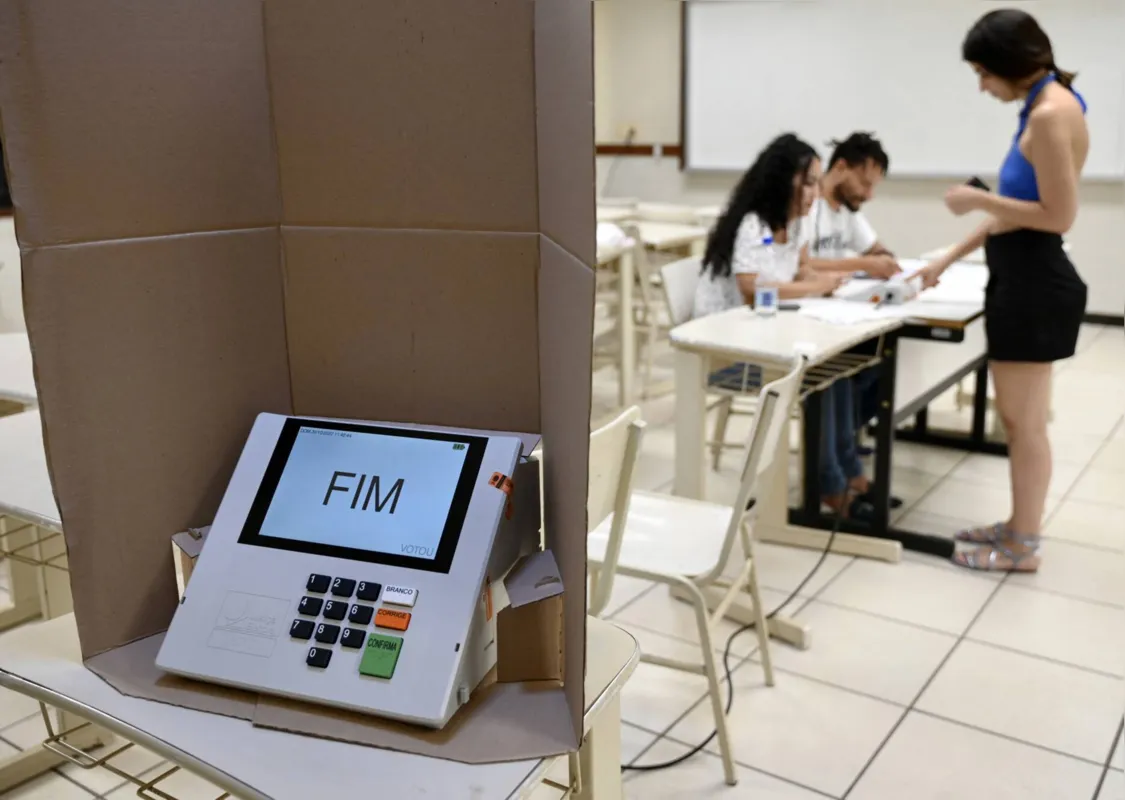 Urna eletrônica com a palavra 'fim' ao se completar a votação