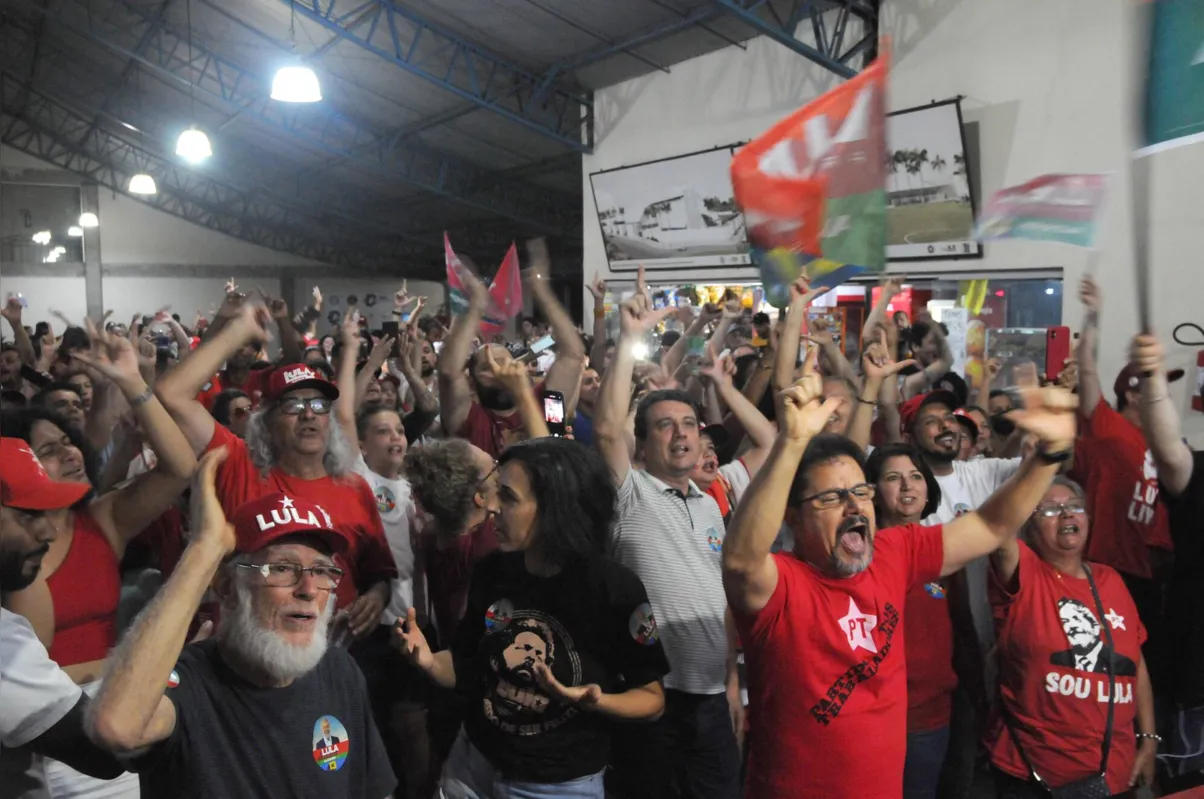 Na sede do Sindicato dos Metalúrgicos de Londrina, trabalhadores comemoram a eleição de Lula