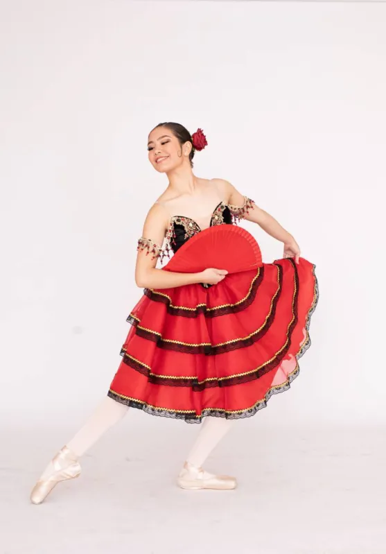 O balé Dom Quixote destaca traços hispânicos com cavaleiros animados e espevitadas senhoritas