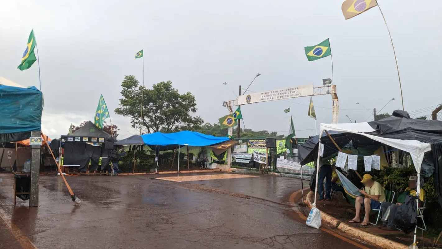 Acampamento de militantes bolsonaristas continua em frente ao Tiro de Guerra de Londrina