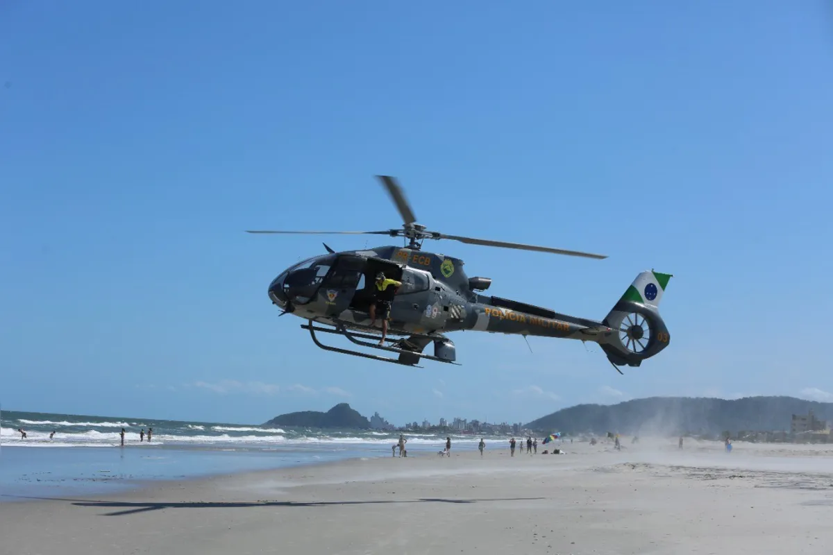 Polícia Militar orienta banhistas sobre como agir em pousos de
helicóptero na praia